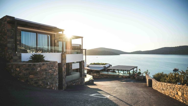 Casa al lado del lago ,moderna y lujosa