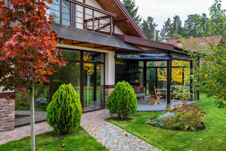 Casa con con jardín y fachada estructural unica